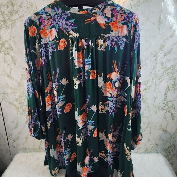 WORLD MARKET Beautiful Floral Top - Picture 8 of 11